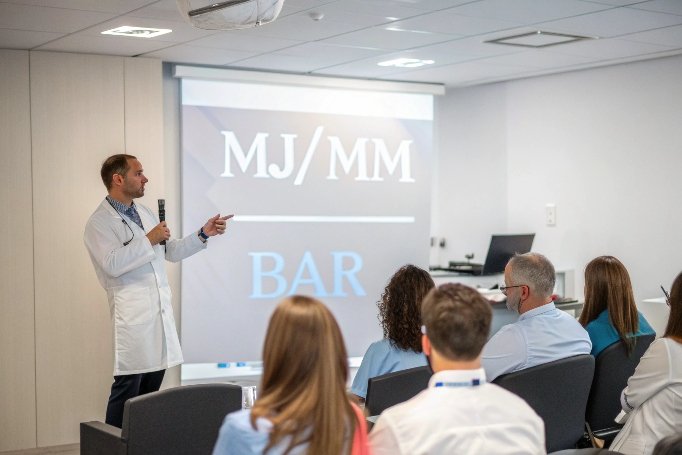 Profesional médico dando presentación técnica (ID#2)