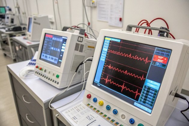 Monitor de hospital mostrando la frecuencia cardíaca del paciente y lecturas de ECG