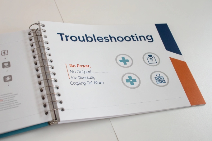 Fehlerbehebungsabschnitt des Benutzerhandbuchs für Schönheitsmaschinen auf einem weißen Schreibtisch (ID#3)