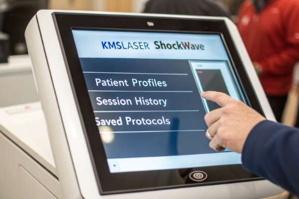 KMSLASER ShockWave-Gerätebildschirm mit Patientenprofilen und Protokollen (ID#2)