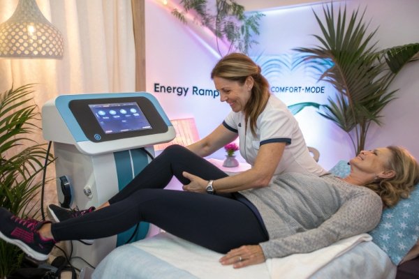 طبيب يقوم بضبط علاج الساق باستخدام إعدادات العلاج بالموجات الصدمية المسبقة (ID#3)