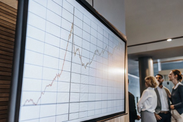 Graphique financier Personnes observant un graphique financier sur un écran (ID#4)
