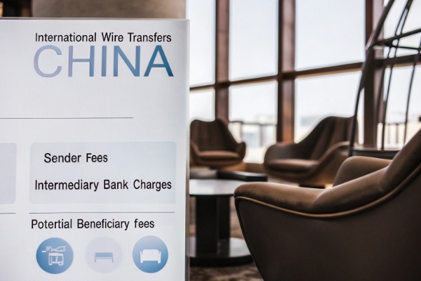 Frais de transfert Panneau indiquant les frais pour les virements internationaux vers la Chine (ID#5)
