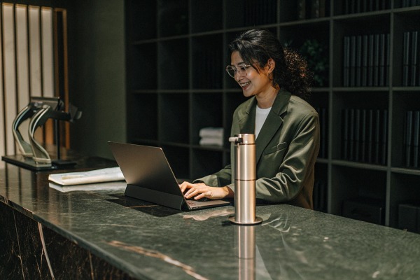 Persona trabajando en portátil en un escritorio (ID#5)