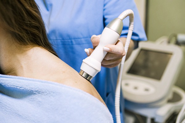Handgerät wird an der Schulter einer Person in einer Klinik verwendet (ID#3)