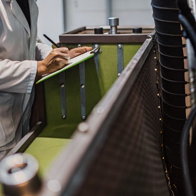 Techniker inspiziert Industrieanlage (ID#2)